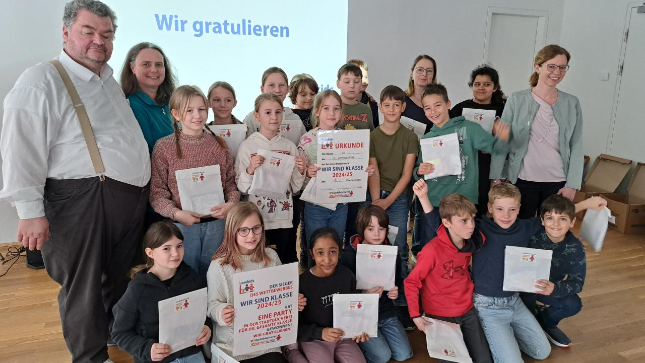 Gruppenbild, die Siegerklasse mit Lehrerin und Direktorin