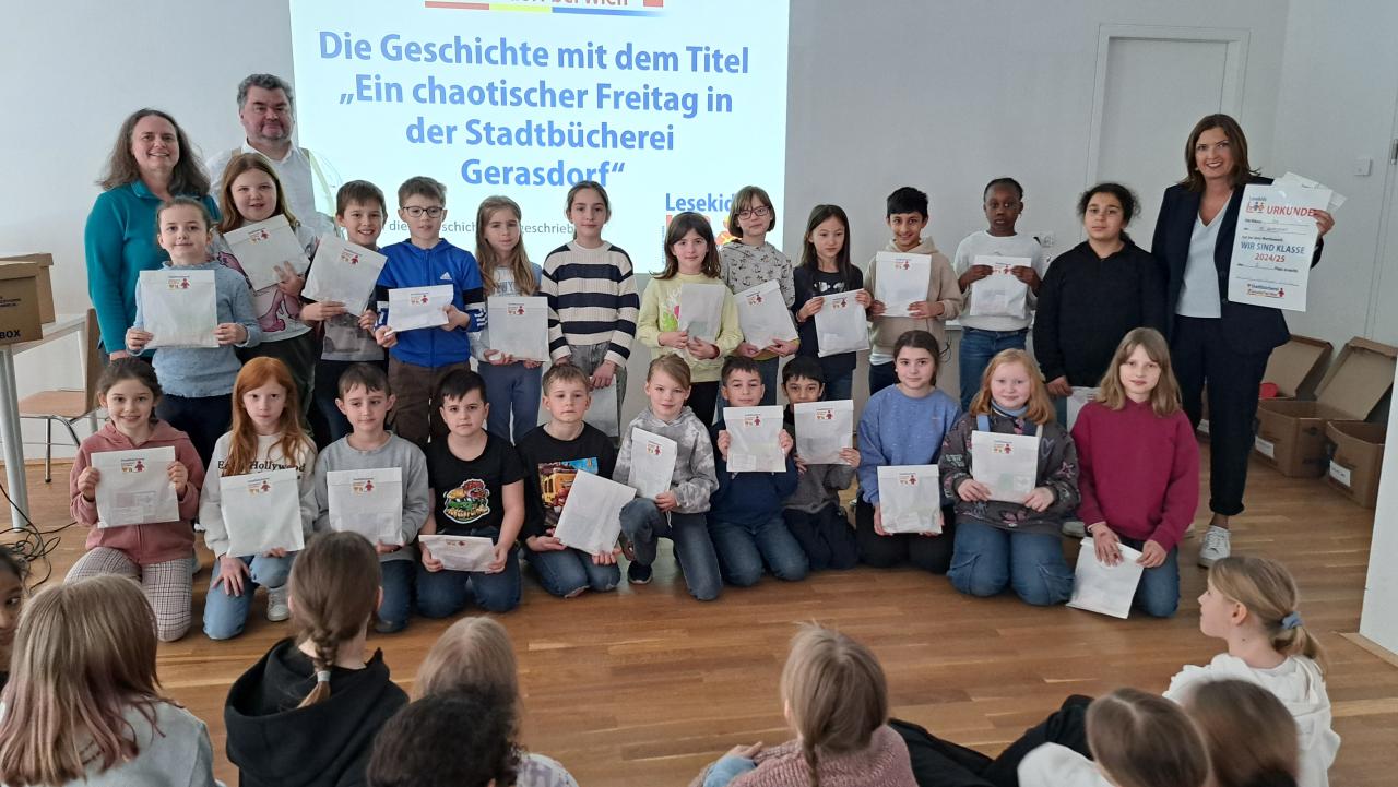 Gruppenbild, die Klasse des 2. Platzes mit ihrer Lehrerin