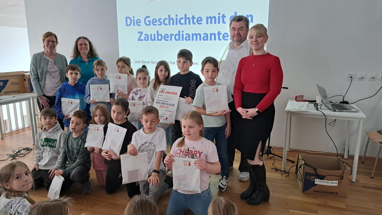 der 3. Preis: Gruppenbild Kinder mit Lehrerin und Direktorin