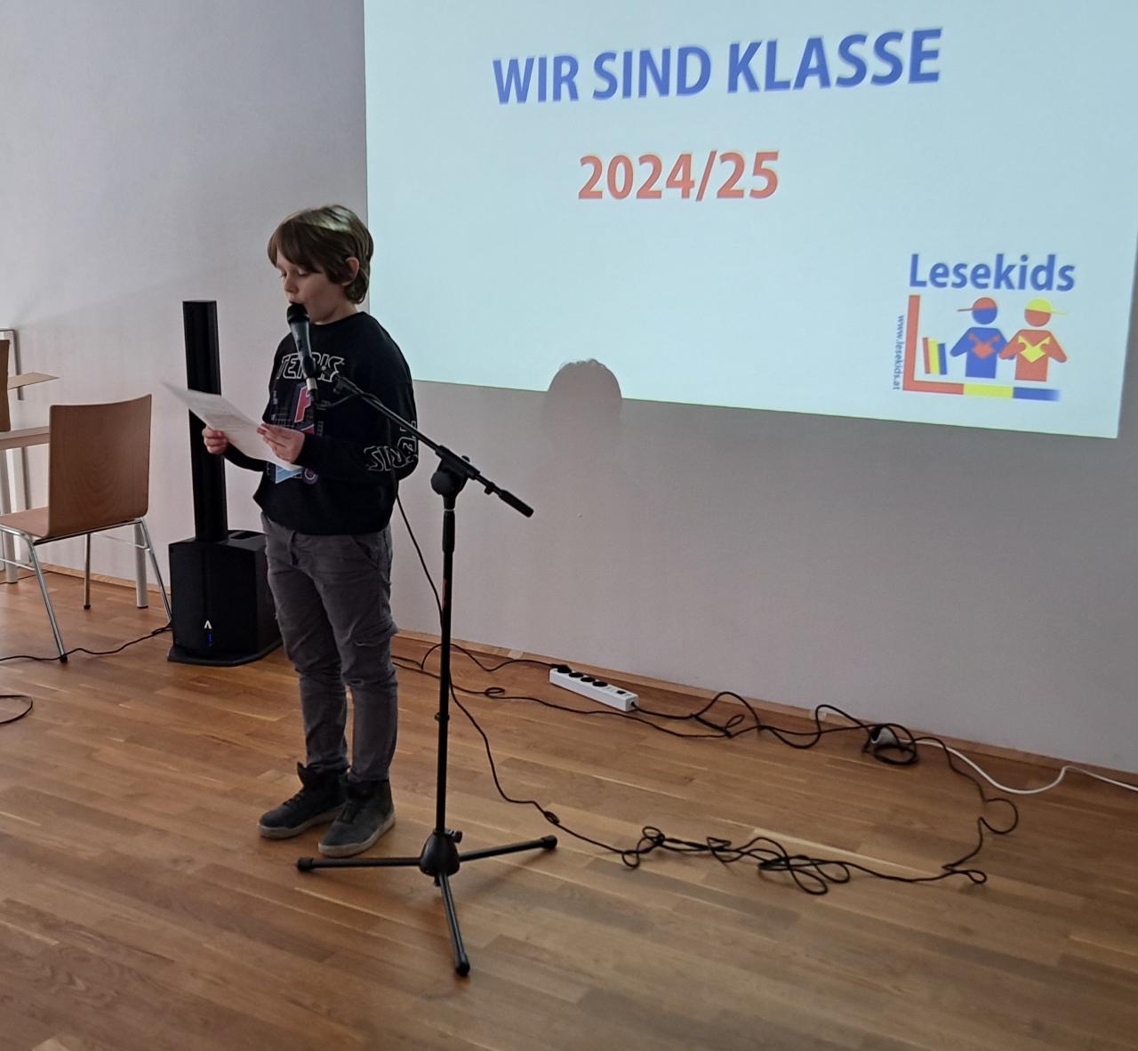 ein Kind liest die Siegergeschichte vor