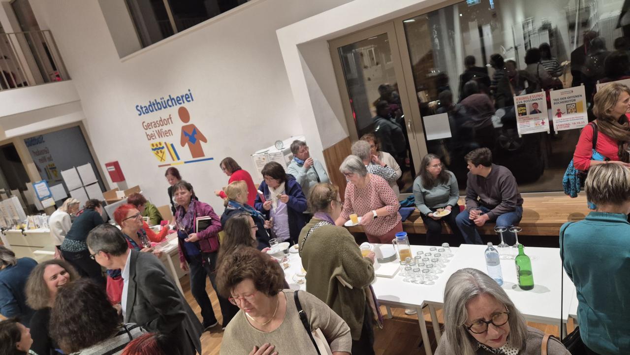 Menschen essen, trinken und plaudern