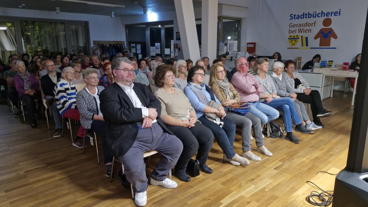 Menschen die nebeneinander und hintereinander sitzen