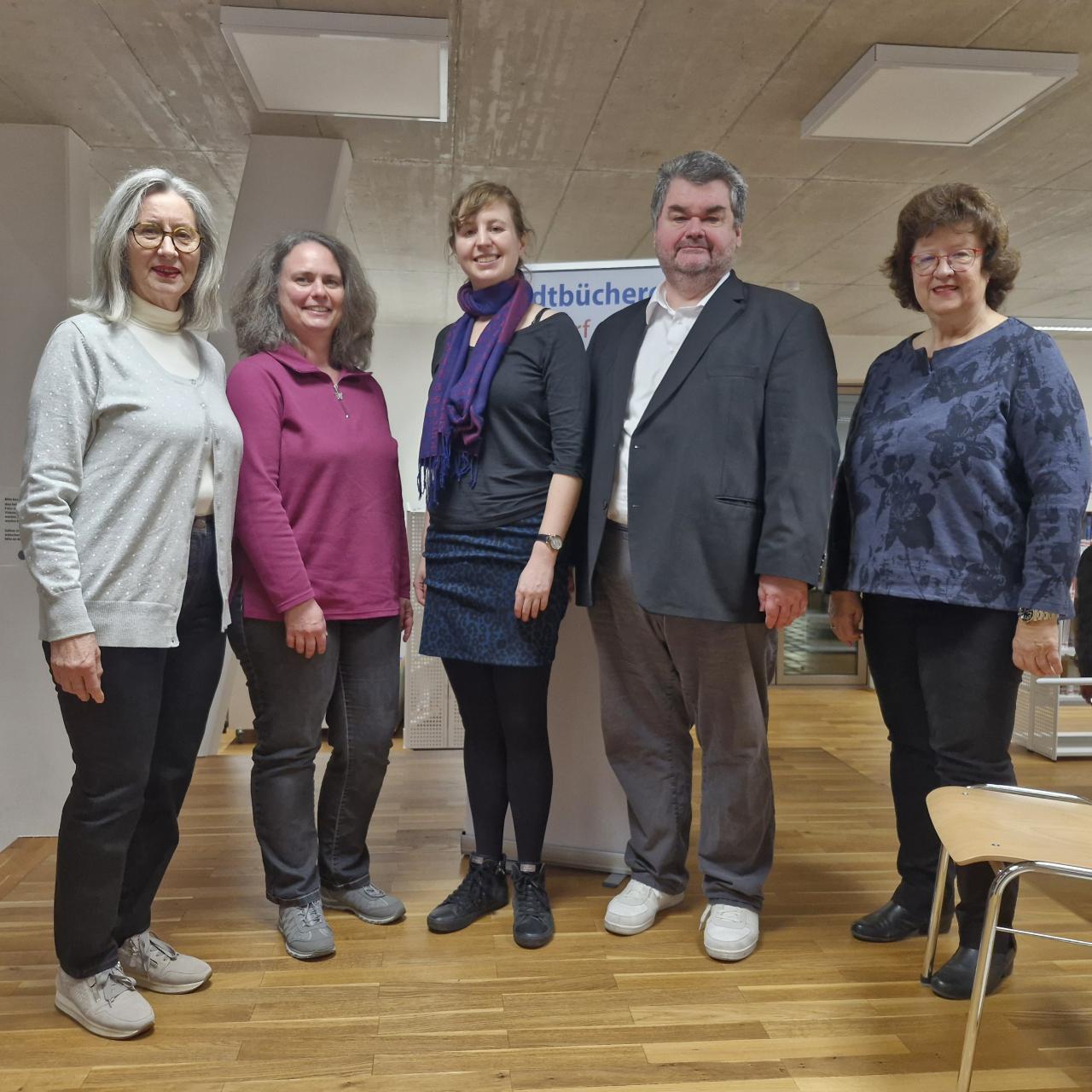 Gruppenbild, 5 Personen stehen auf einer Bühne