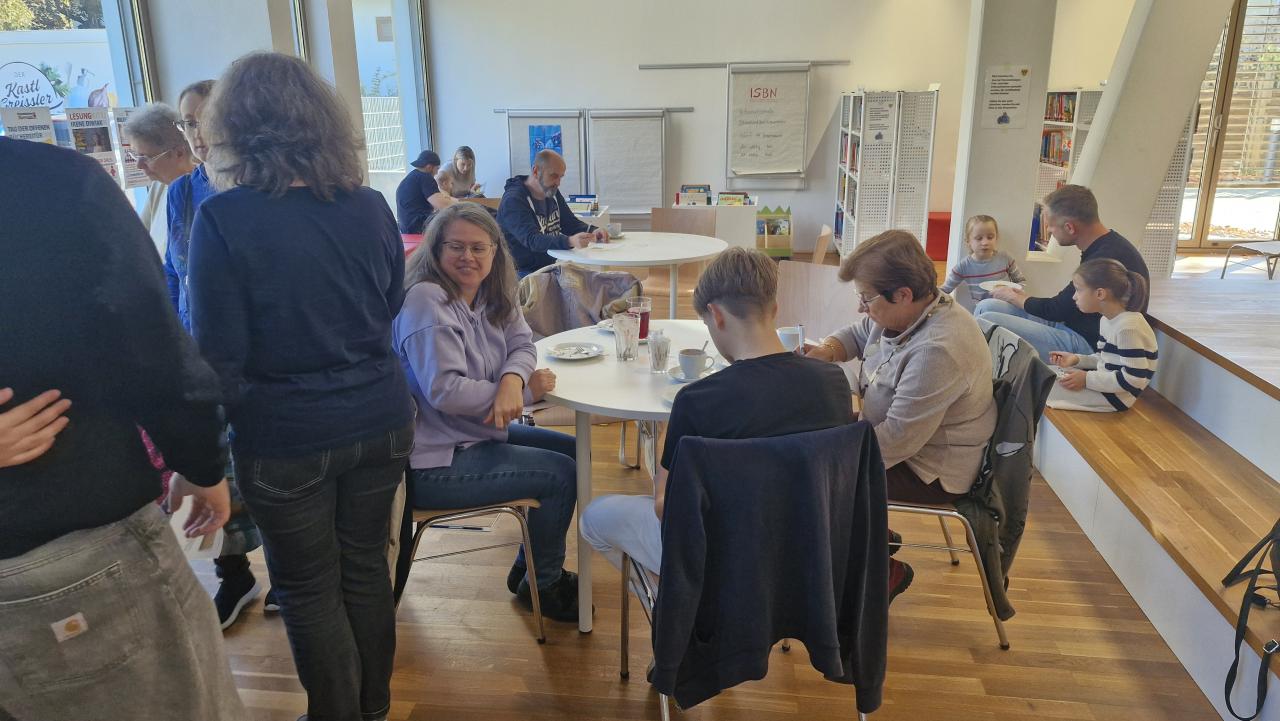 das Foto zeigt 6 Personen sitzend und 2 Personen stehend