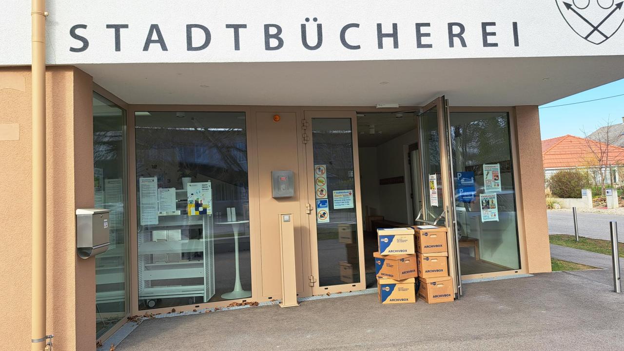 die Bücherkisten vor der Stadtbücherei
