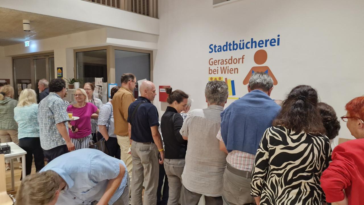 lange Schlange vorm Bücherverkauf
