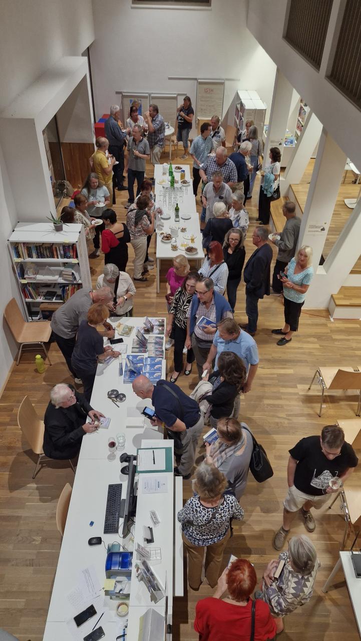 Vogelperspektive, Signiertisch, Büchertisch Buffet, mit einer Menge Menschen rundherum